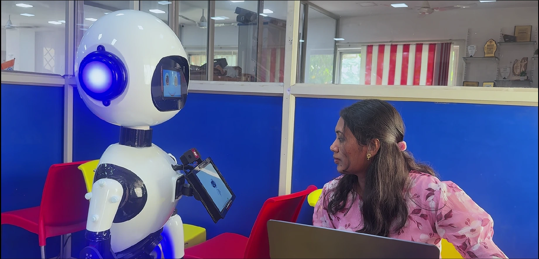 Aurra guide robot for airports, malls and public spaces in India – transit and reception robot by Robomiracle