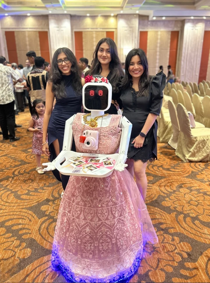 Robomiracle Nila Robot – AI-powered humanoid reception and photo booth robot for events across India